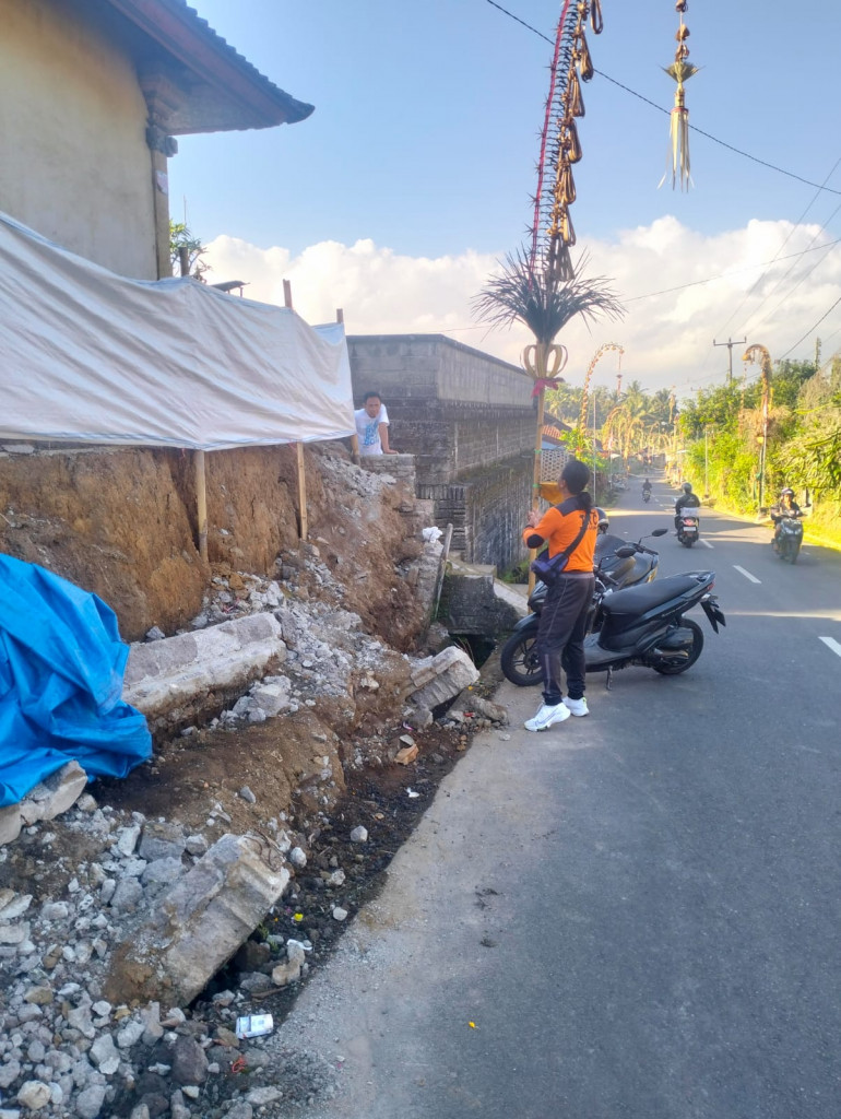Tembok Roboh di Banjar Karang Dalem 2, Desa Bongkasa Pertiwi, Kecamatan Abiansemal Tanggal 07 Agustus 2023